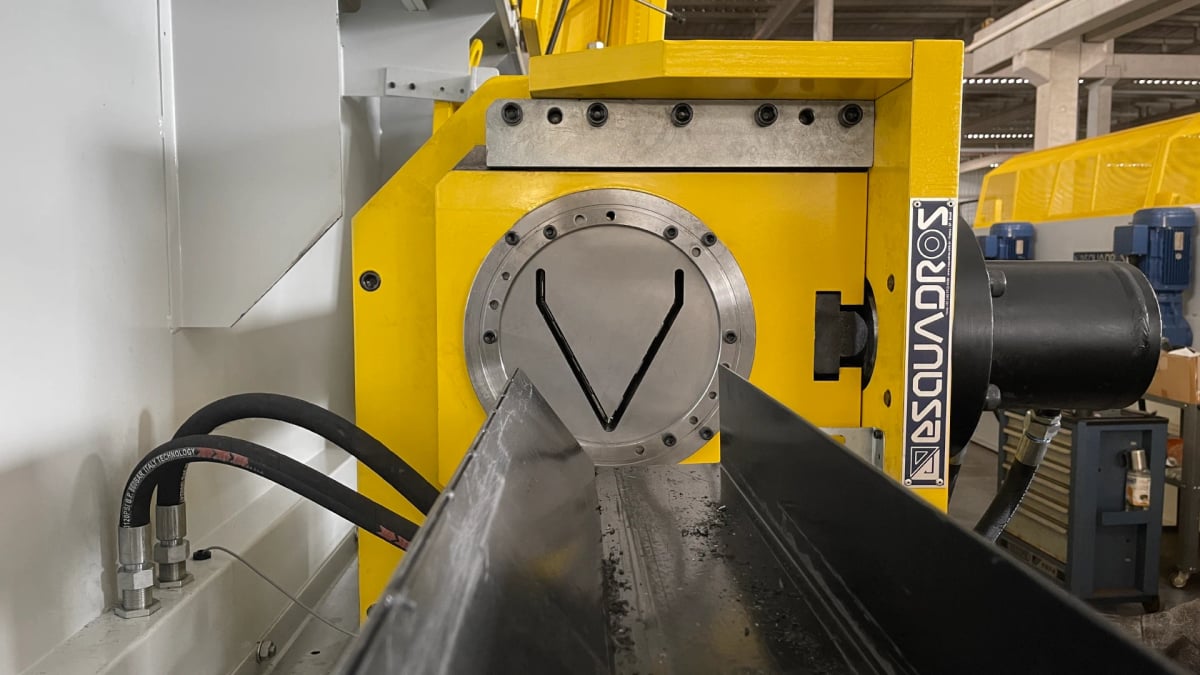 Perfiladeira para dutos e calhas 1