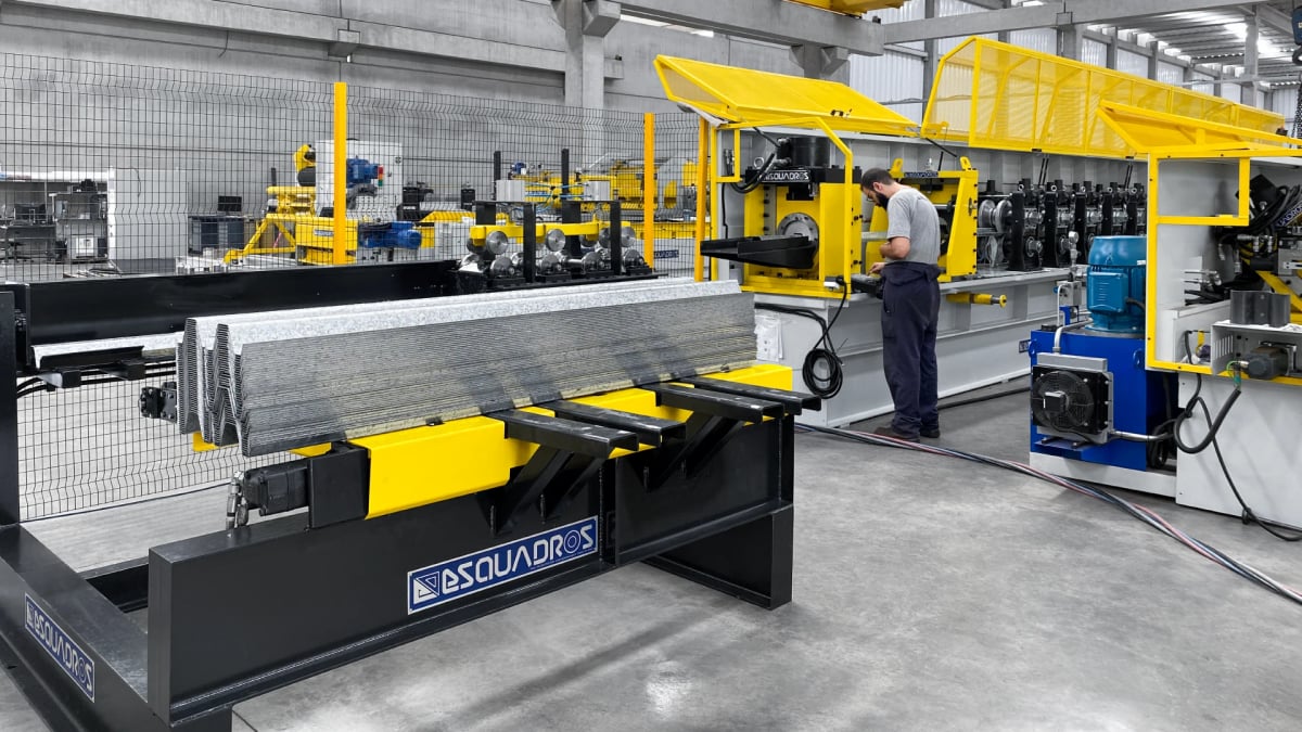 Perfiladeira de montantes para silos metálicos Esquadros 1