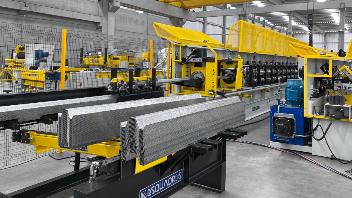 Perfiladeira de montantes para silos metálicos Esquadros 2