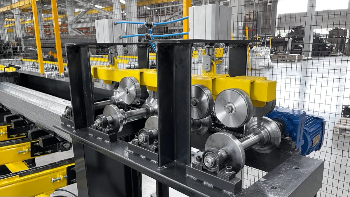 Perfiladeira de montantes para silos metálicos Esquadros 6