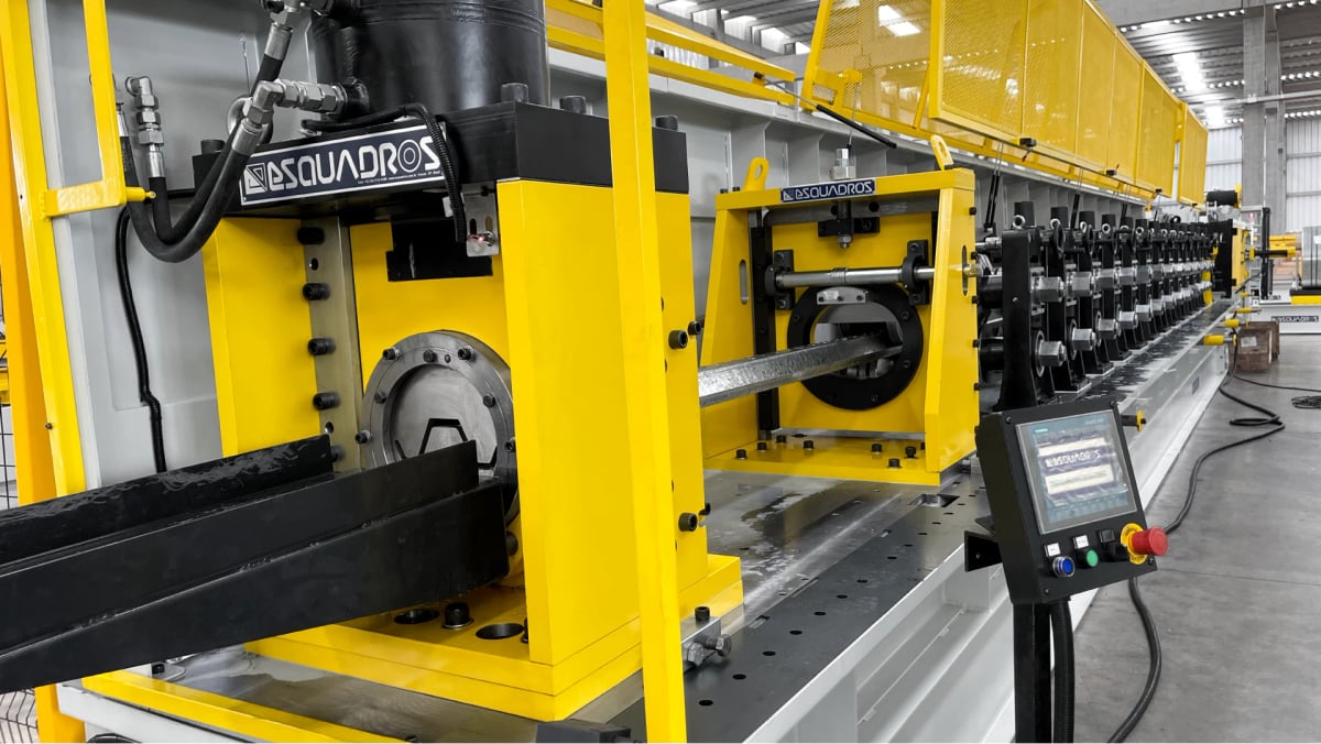 Perfiladeira de montantes para silos metálicos Esquadros 8