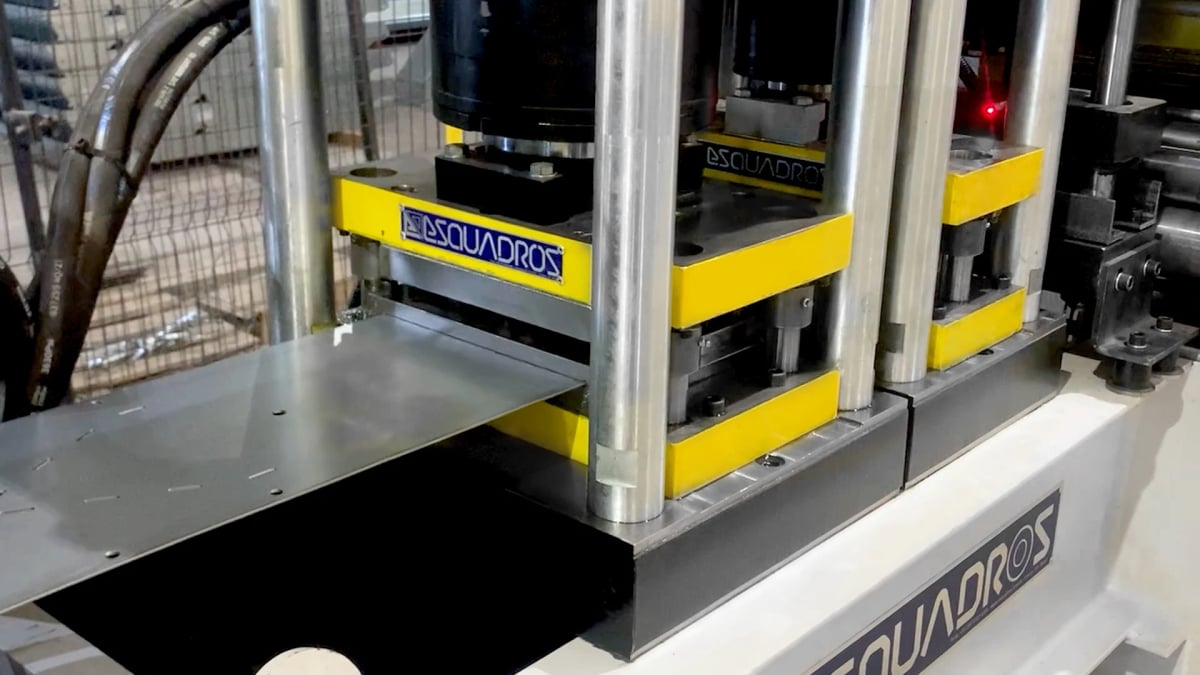 Perfiladeira para espelhos e painéis centrais de secadores 1