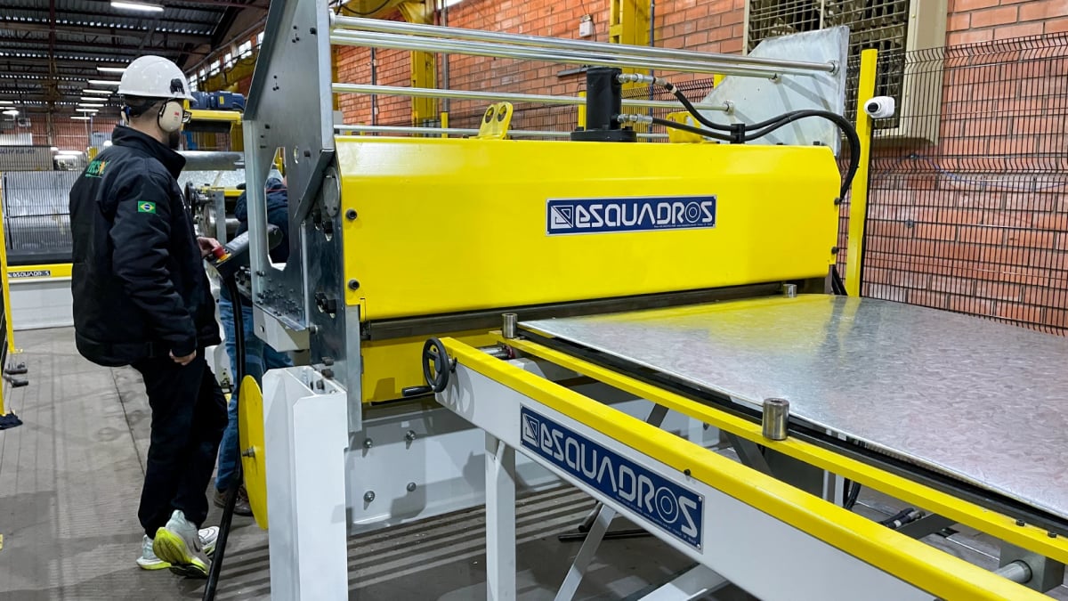 Linha automática para chapas do corpo lateral de silos 6